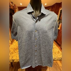 johnnie-O men’s “Top Shelf” short sleeve shirt. Sharp blue floral pattern w/logo